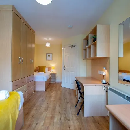 Superb 2 Bed Apartment, Sleeps 6 *
