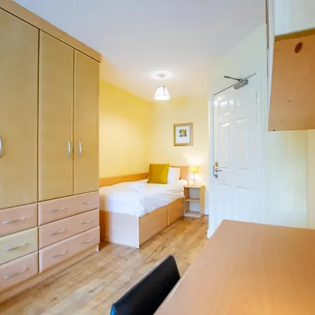 Superb 2 Bed Apartment, Sleeps 6 *