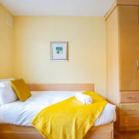 Superb 2 Bed Apartment, Sleeps 6 *