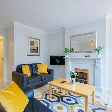 Superb 2 Bed Apartment, Sleeps 6