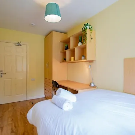 Superb 2 Bed Apartment, Sleeps 6 Apartment *