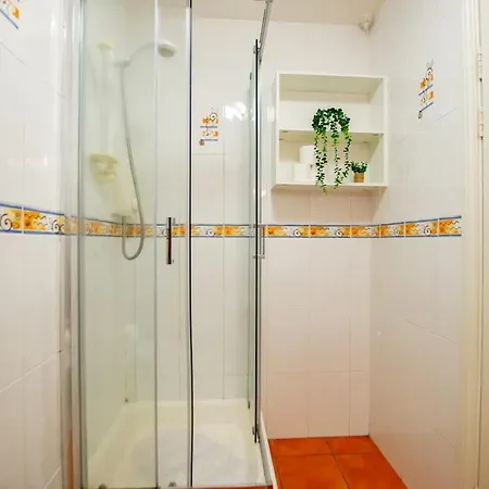 Superb 2 Bed Apartment, Sleeps 6 *