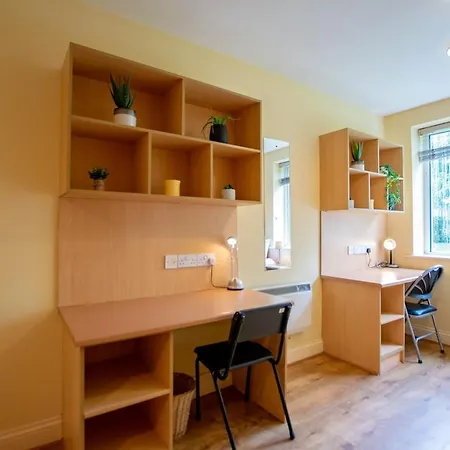 Superb 2 Bed Apartment, Sleeps 6
