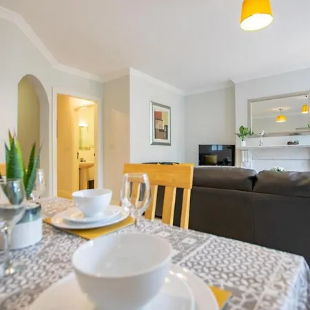 Superb 2 Bed Apartment, Sleeps 6 Apartment