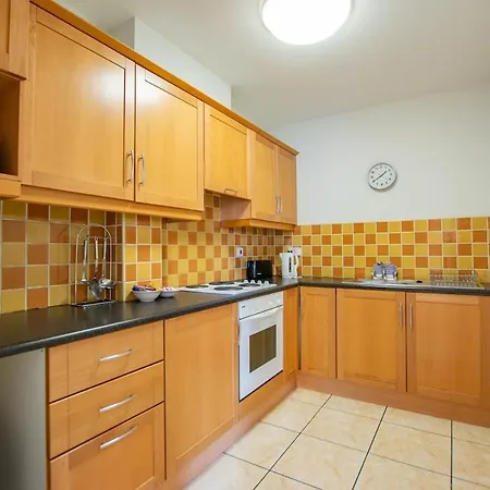 Superb 2 Bed Apartment, Sleeps 6