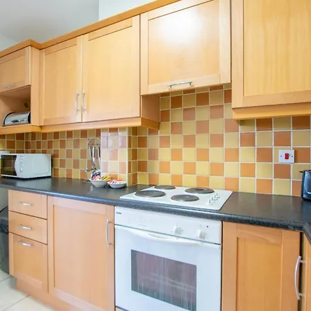 Apartment Superb 2 Bed Apartment, Sleeps 6 *