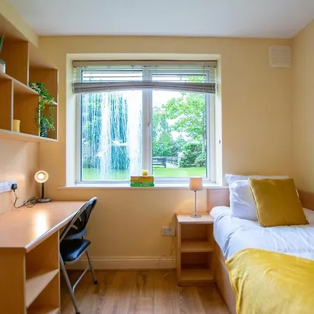 Superb 2 Bed Apartment, Sleeps 6