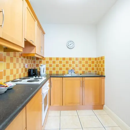Superb 2 Bed Apartment, Sleeps 6 Apartment