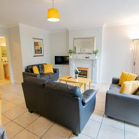 Apartment Superb 2 Bed Apartment, Sleeps 6