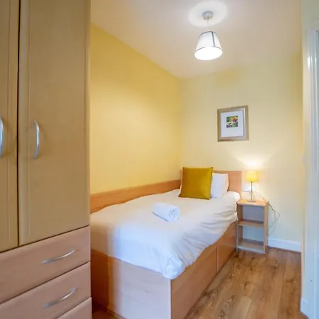 Superb 2 Bed Apartment, Sleeps 6 * Galway