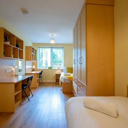 Superb 2 Bed Apartment, Sleeps 6 *